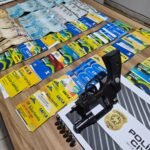 Polícia Civil apreende dinheiro e 80 cartões em residência em Touros; estelionatário segue foragido