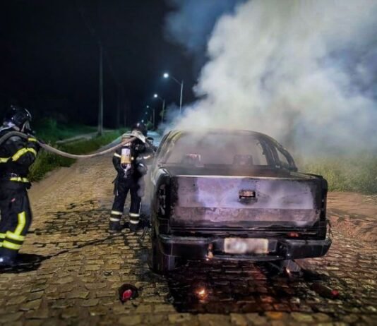 Bombeiros controlam incêndio em veículo durante a madrugada em Mossoró