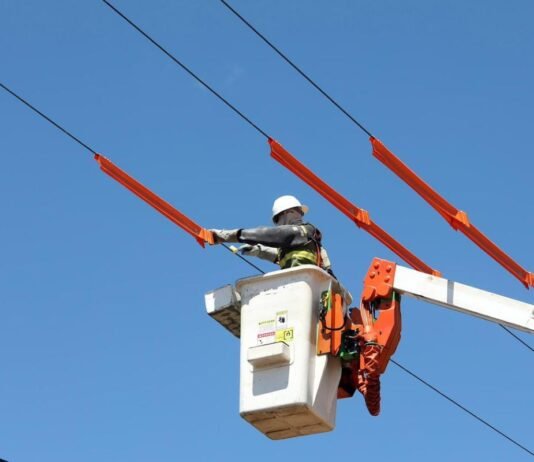 Neoenergia começa a marcar cabos com tinta inteligente para inibir furtos na rede elétrica